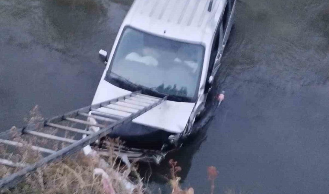 Kars’ta sürücüsünün direksiyon hakimiyetini kaybettiği hafif ticari araç yoldan çıkarak