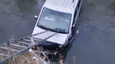 Kars’ta sürücüsünün direksiyon hakimiyetini kaybettiği hafif ticari araç yoldan çıkarak