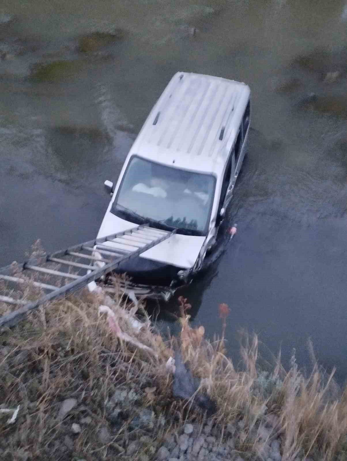 Kars’ta sürücüsünün direksiyon hakimiyetini kaybettiği hafif ticari araç yoldan çıkarak