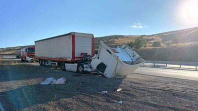 Erzurum’un Aşkale ilçesinde meydana gelen trafik kazasında yabancı plakalı tır