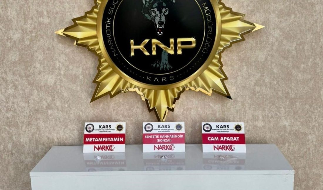 Kars’ta polis ekiplerince düzenlenen operasyonda yakalanan 2 uyuşturucu taciri tutuklandı.