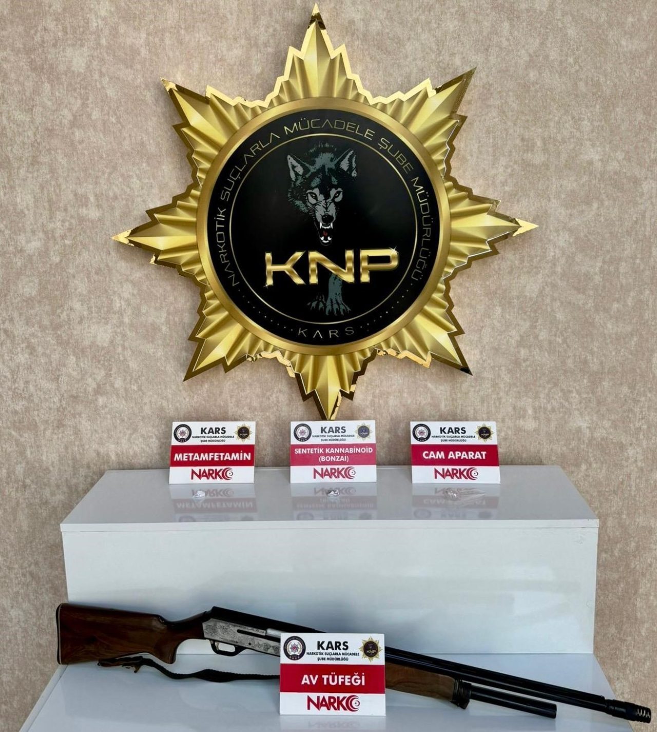 Kars’ta polis ekiplerince düzenlenen operasyonda yakalanan 2 uyuşturucu taciri tutuklandı.