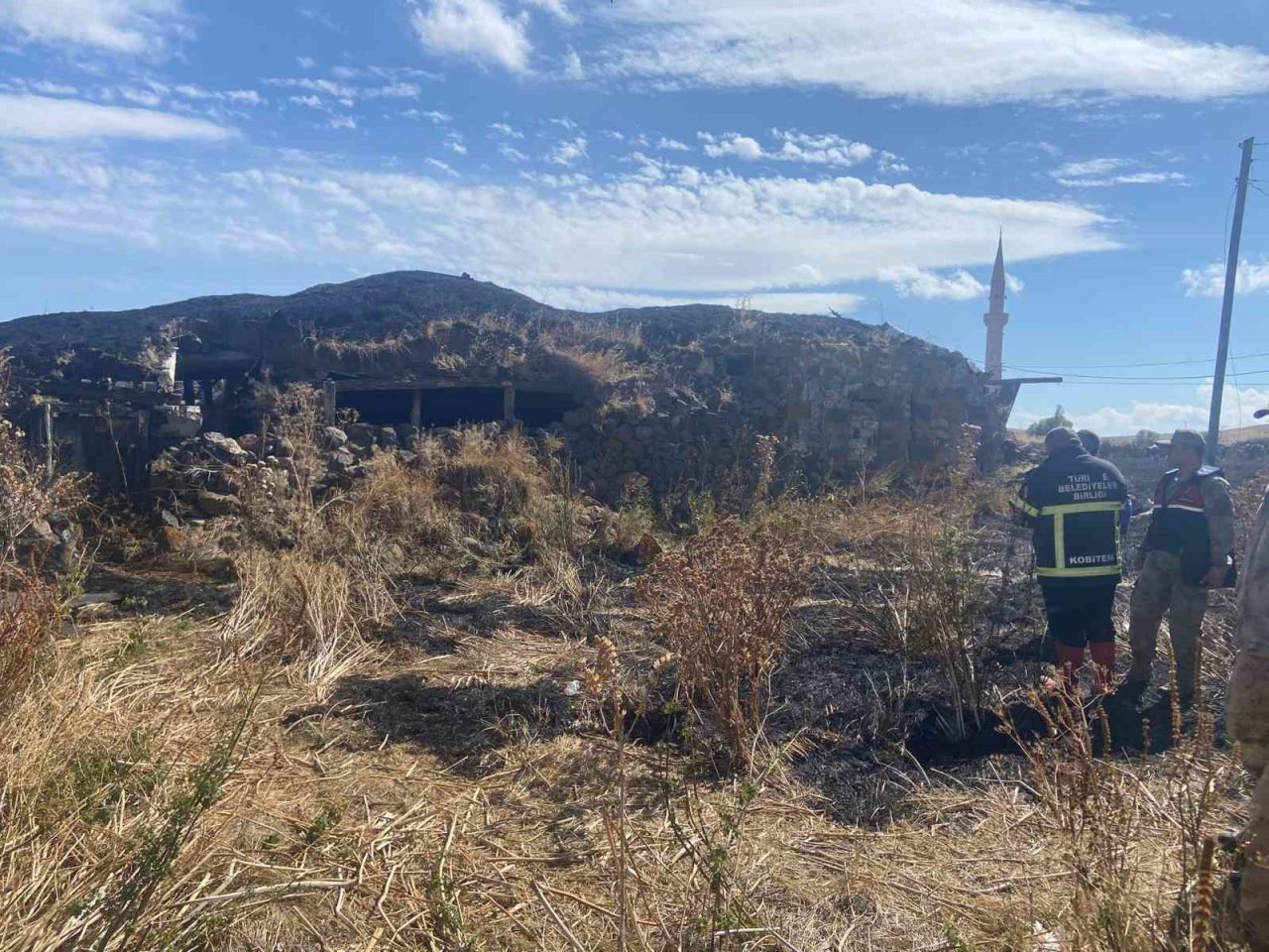 Kars’ta metruk binada çıkan yangın itfaiye ekiplerince söndürüldü. Kars merkeze
