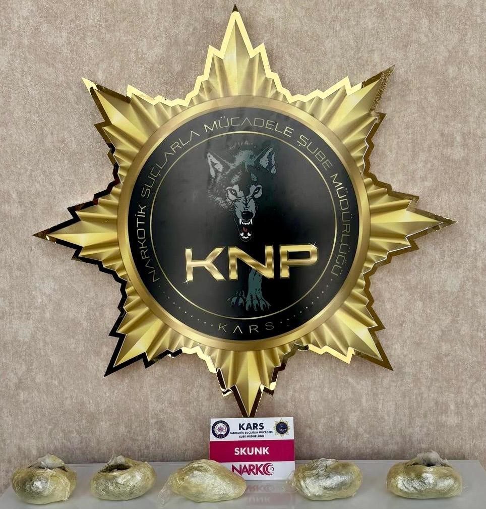 Kars’ta bir yolcu otobüsünde seyahat eden yolcunun üzerinden uyuşturucu çıktı.