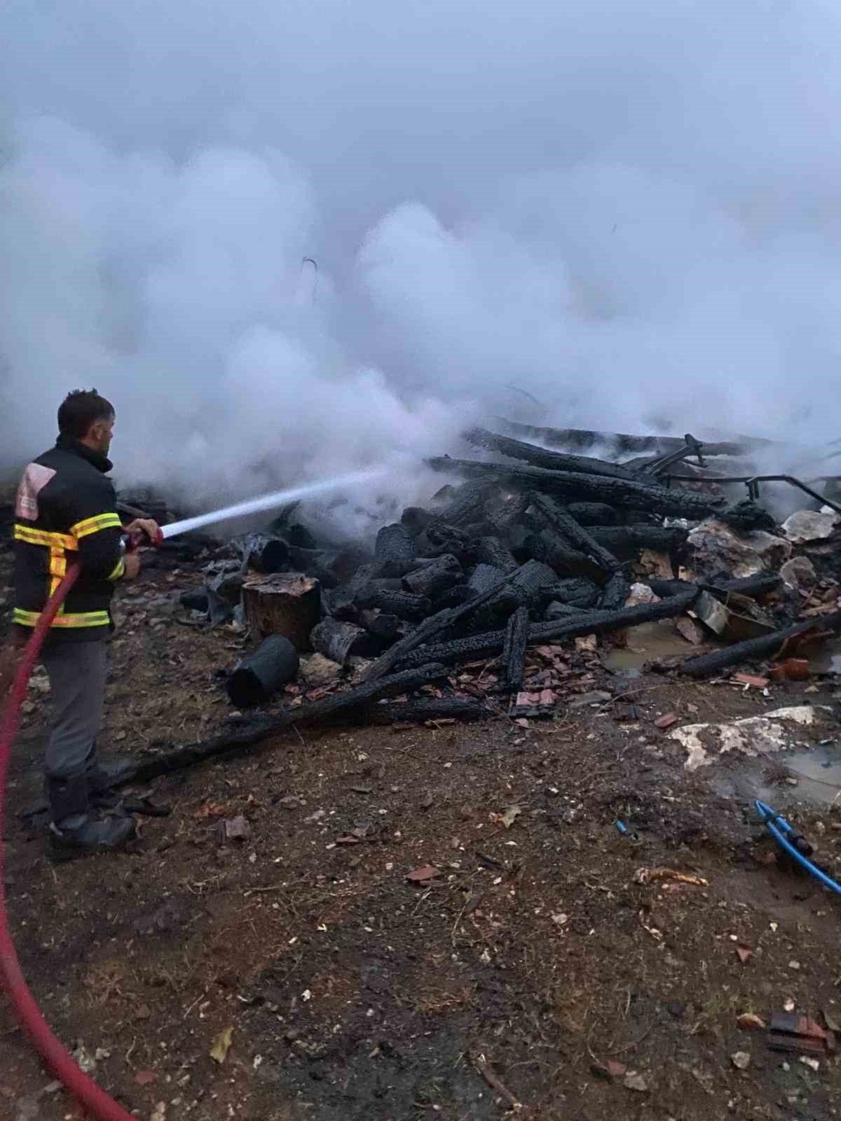 Kastamonu’nun Cide ilçesinde elektrik kontağından çıktığı tahmin edilen yangında bir