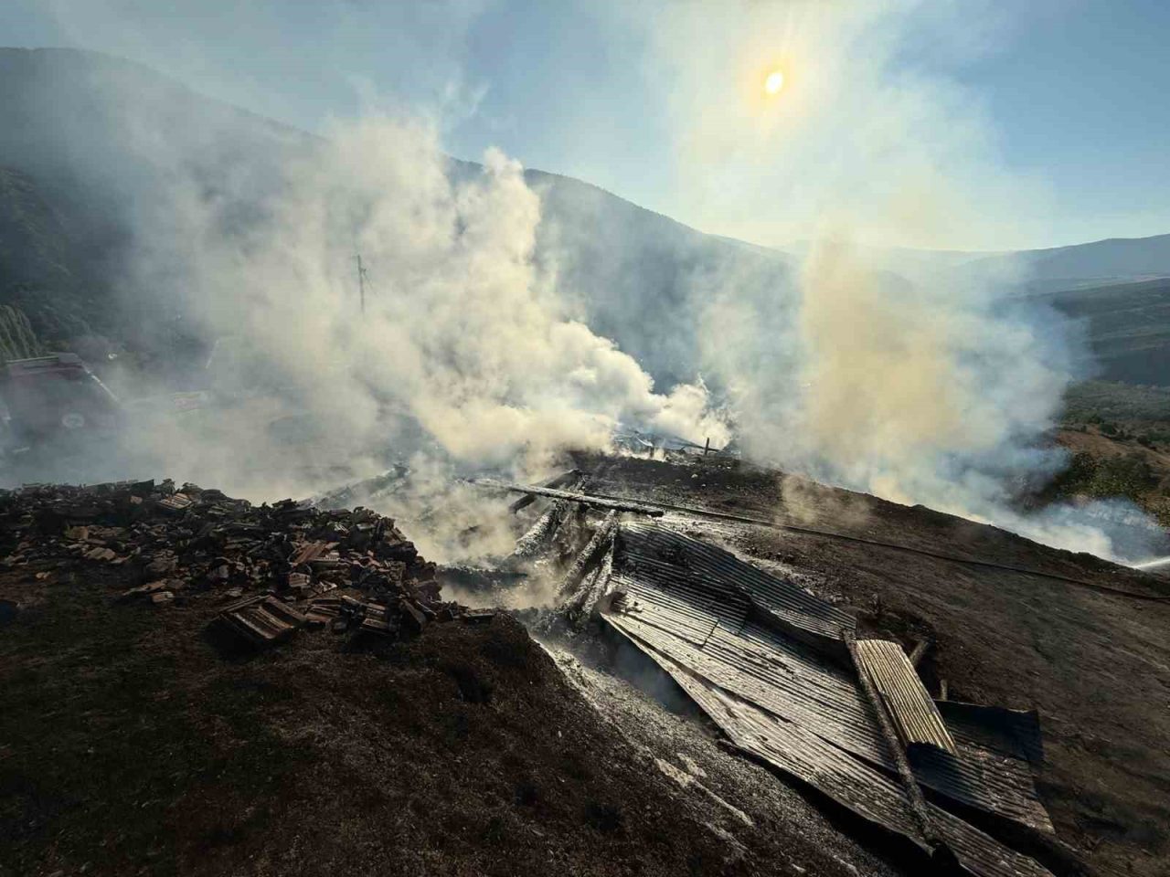 Kastamonu’nun Araç ilçesinde çıkan yangında iki ev ve iki samanlık