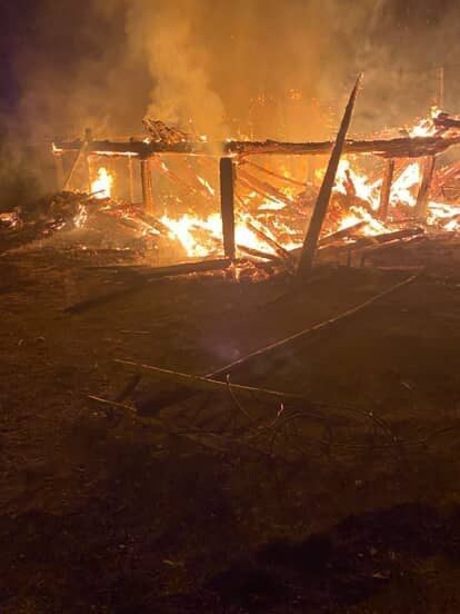Kastamonu’nun Taşköprü ilçesinde çıkan yangında iki katlı ev ile bir