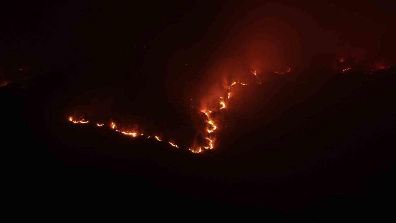 Kastamonu’da çıkan orman yangınında tahliye edilen köy sayısı 9’a yükseldi.