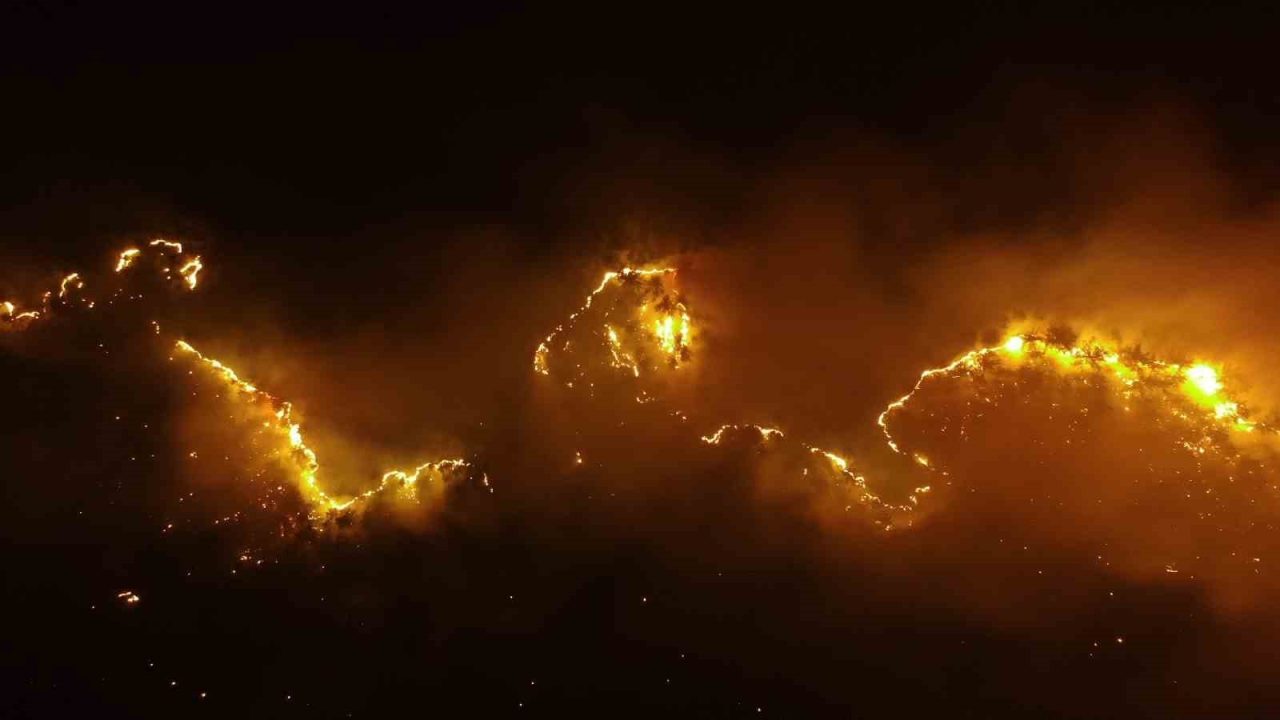 Kastamonu’da geceyi aydınlatan orman yangınları havadan görüntülendi. Yangına çok sayıda