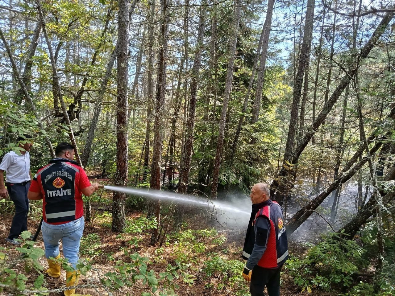 Kastamonu’nun Azdavay ilçesinde ormanlık alanda çıkan yangın, itfaiye ve orman
