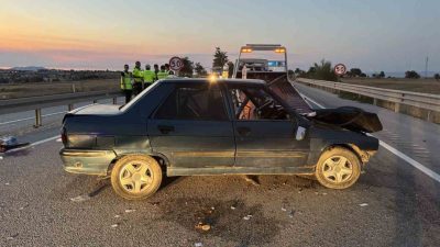 Kastamonu’da sürücüsünün direksiyon hakimiyetini kaybetmesi neticesinde bariyerlere çarpan otomobildeki 5