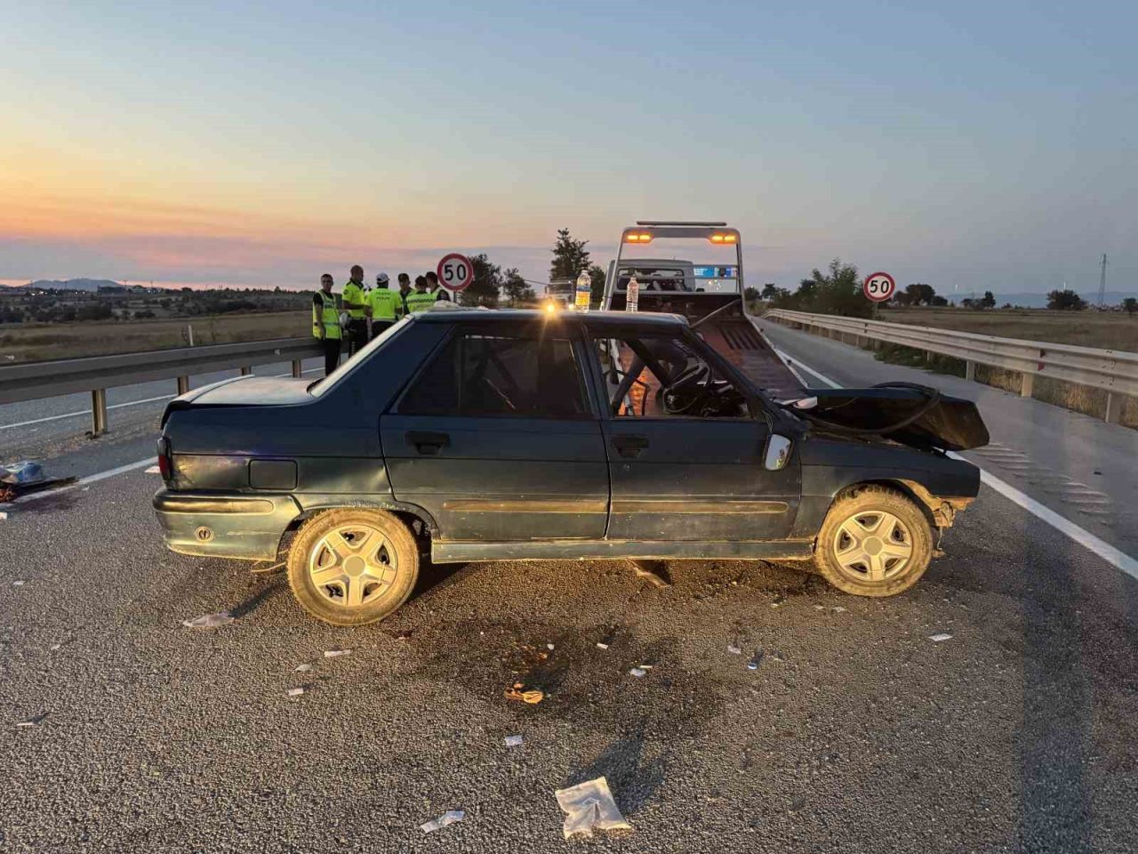 Kastamonu’da sürücüsünün direksiyon hakimiyetini kaybetmesi neticesinde bariyerlere çarpan otomobildeki 5