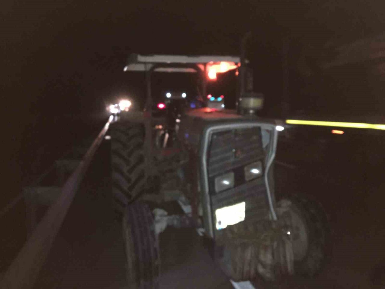 Kastamonu’nun Tosya ilçesinde otomobilin çeltik yüklü traktör römorkuna çarpması neticesinde