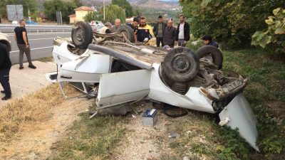 Kastamonu’nun Tosya ilçesince sürücüsünün direksiyon hakimiyetini kaybetmesi neticesinde takla atan