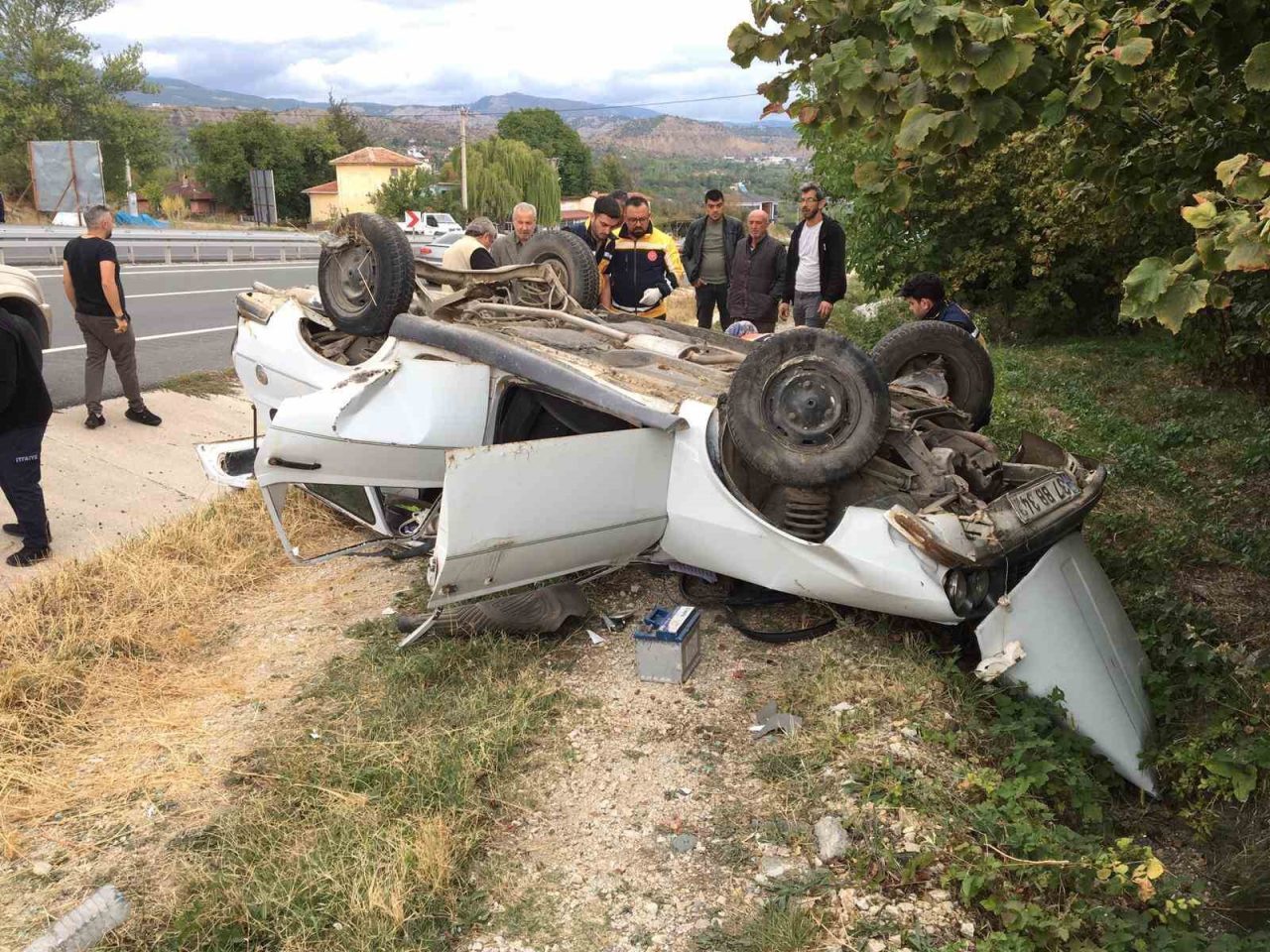 Kastamonu’nun Tosya ilçesince sürücüsünün direksiyon hakimiyetini kaybetmesi neticesinde takla atan
