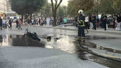 Kastamonu’da seyir halindeyken alevlere teslim olan motosiklet kullanılmaz hale geldi.