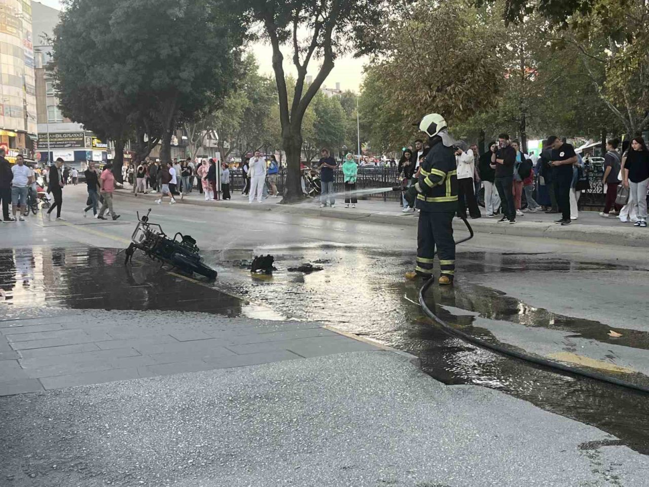 Kastamonu’da seyir halindeyken alevlere teslim olan motosiklet kullanılmaz hale geldi.