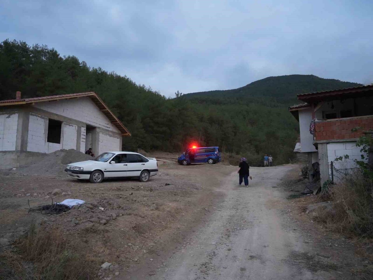 Kastamonu-Karabük sınırında süren iki orman yangını sebebiyle 6 köy tahliye