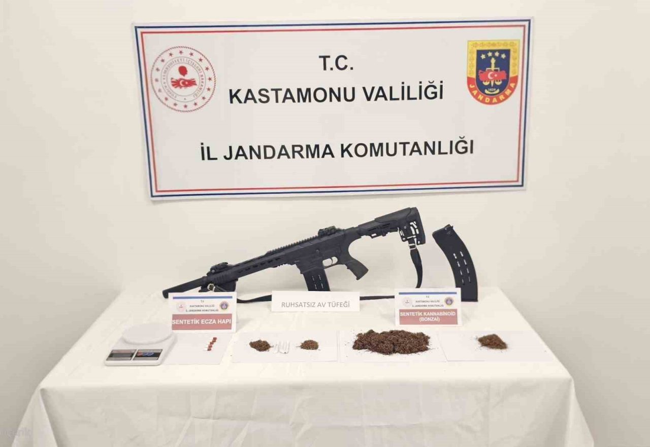 Kastamonu’da jandarm aekiplerince gerçekleştirilen uyuşturucu operasyonunda gözaltına alınan 10 şüpheliden