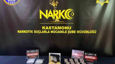 Kastamonu’da polis ekiplerince düzenlenen operasyonda çok miktarda uyuşturucuyla yakalanan üç
