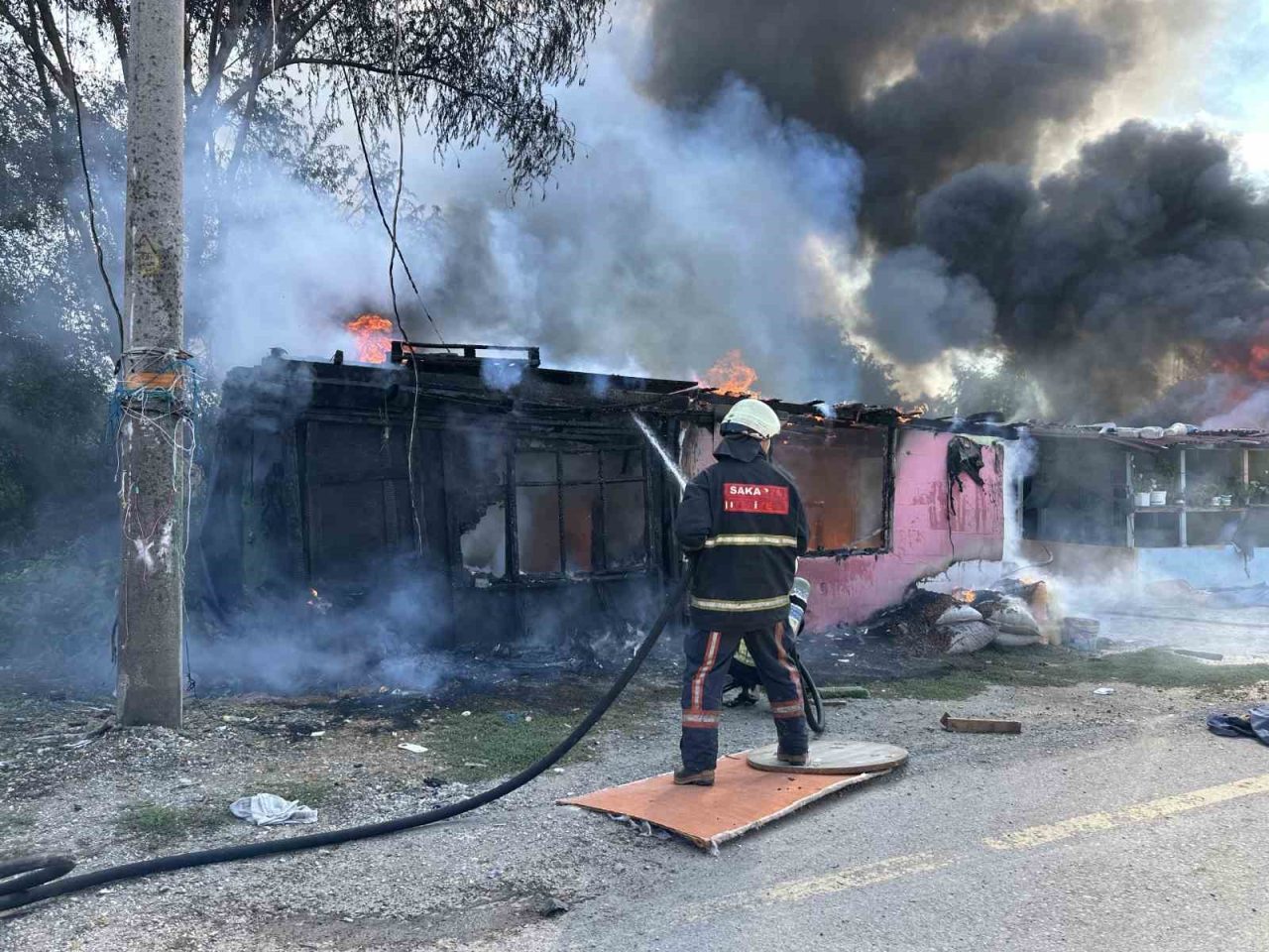 Sakarya’nın Erenler ilçesinde iki grup arasında çıkan ve 4 evin