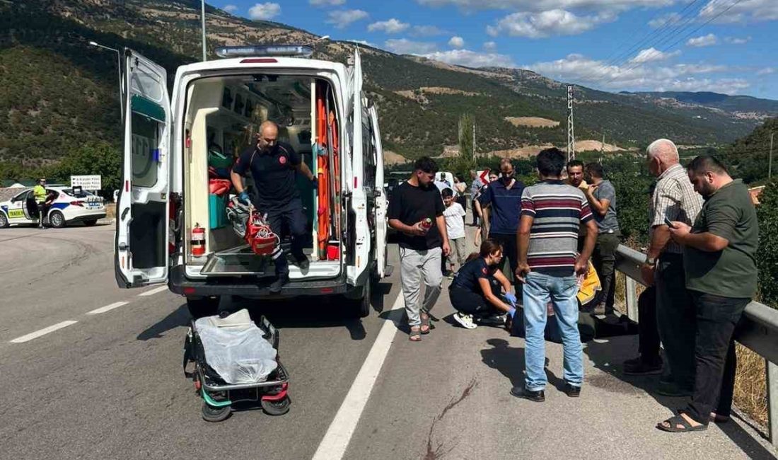 Amasya’da kavşakta yolun karşısına geçerken otomobilin çarptığı yaya hayatını kaybetti.