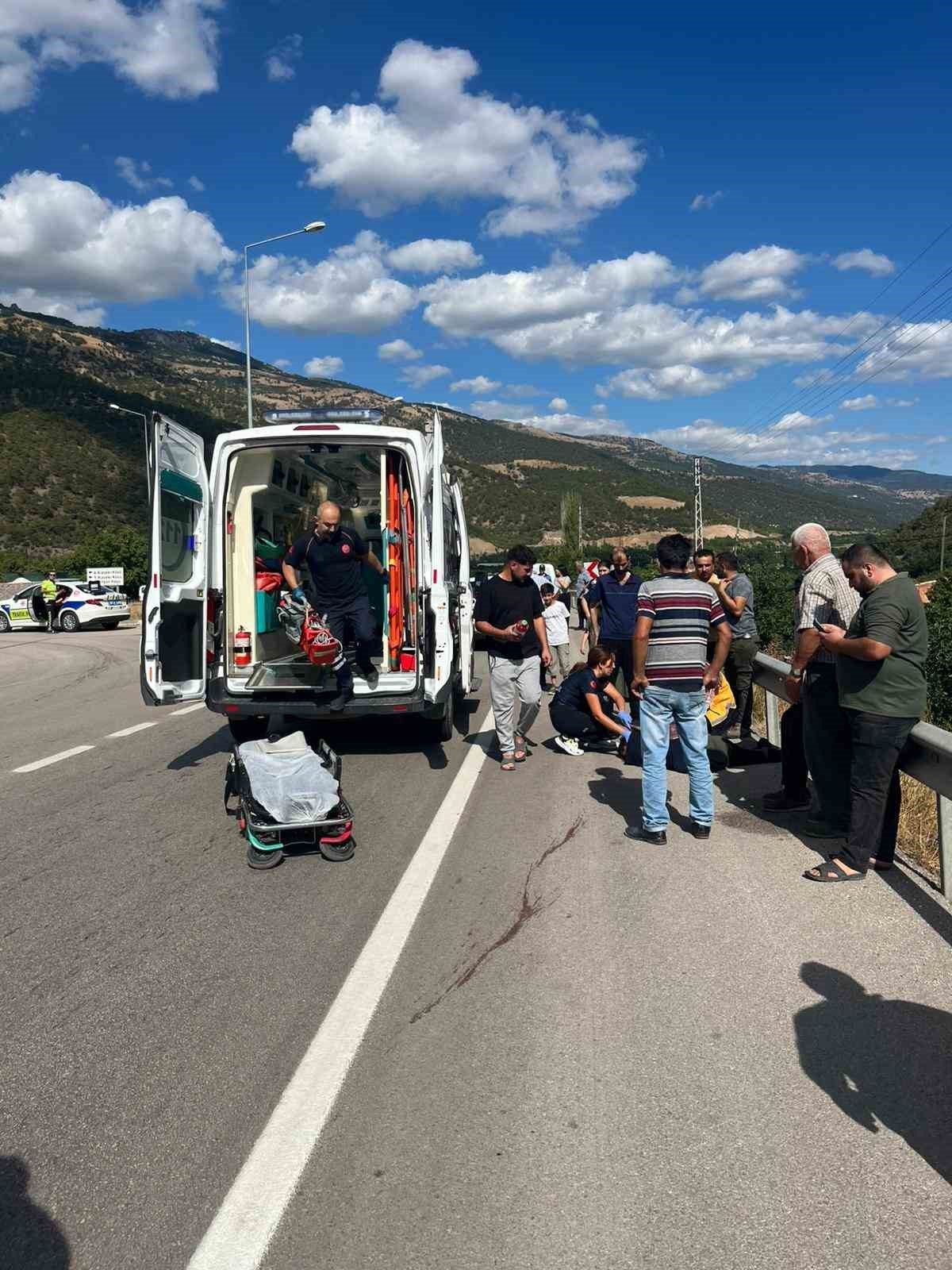 Amasya’da kavşakta yolun karşısına geçerken otomobilin çarptığı yaya hayatını kaybetti.