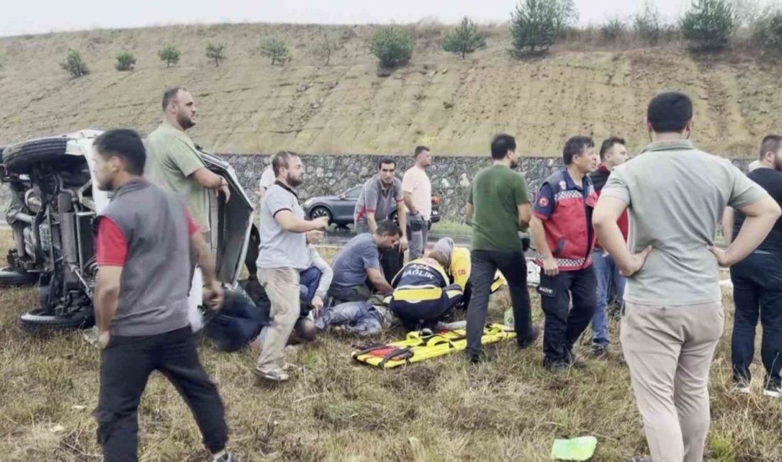 Sakarya’da yağışında etkisiyle kayganlaşan yolda doğalgaz firmasına ait minibüsün devrilmesi