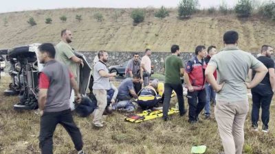 Sakarya’da yağışında etkisiyle kayganlaşan yolda doğalgaz firmasına ait minibüsün devrilmesi