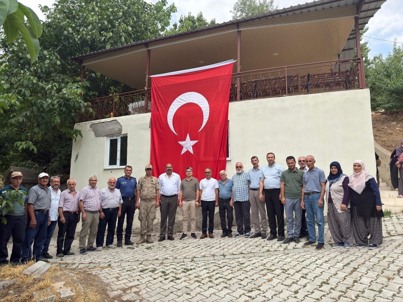 Erzincan’ın Kemaliye ilçe Kaymakamı Emirhan Arıkan, köy ziyaretleri kapsamında Armağan,
