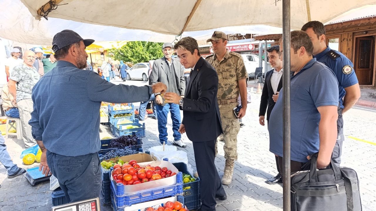 Erzincan’ın Kemaliye ilçe Kaymakamı Emirhan Arıkan, pazar yeri ve okulda