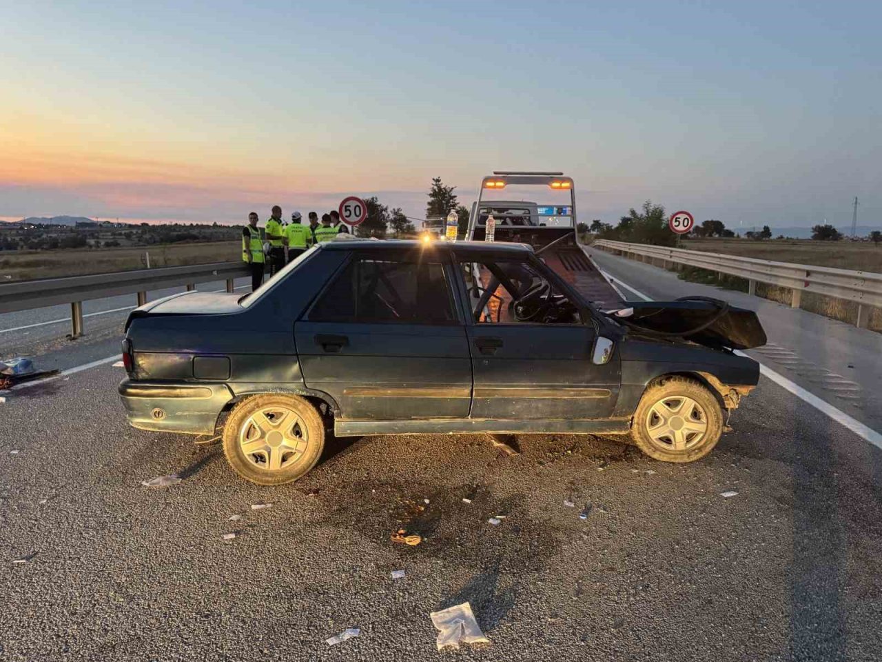 Kastamonu’da sürücüsünün direksiyon hakimiyetini kaybetmesi neticesinde bariyerlere çarpan otomobilde ağır