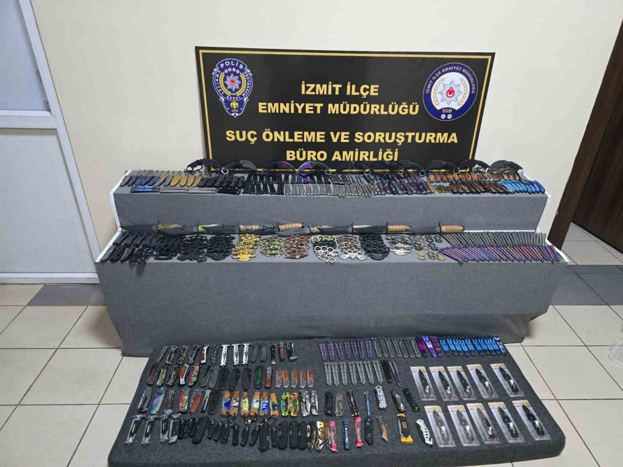 Kocaeli’de iş yerinde ruhsatsız şekilde kesici ve delici alet satan