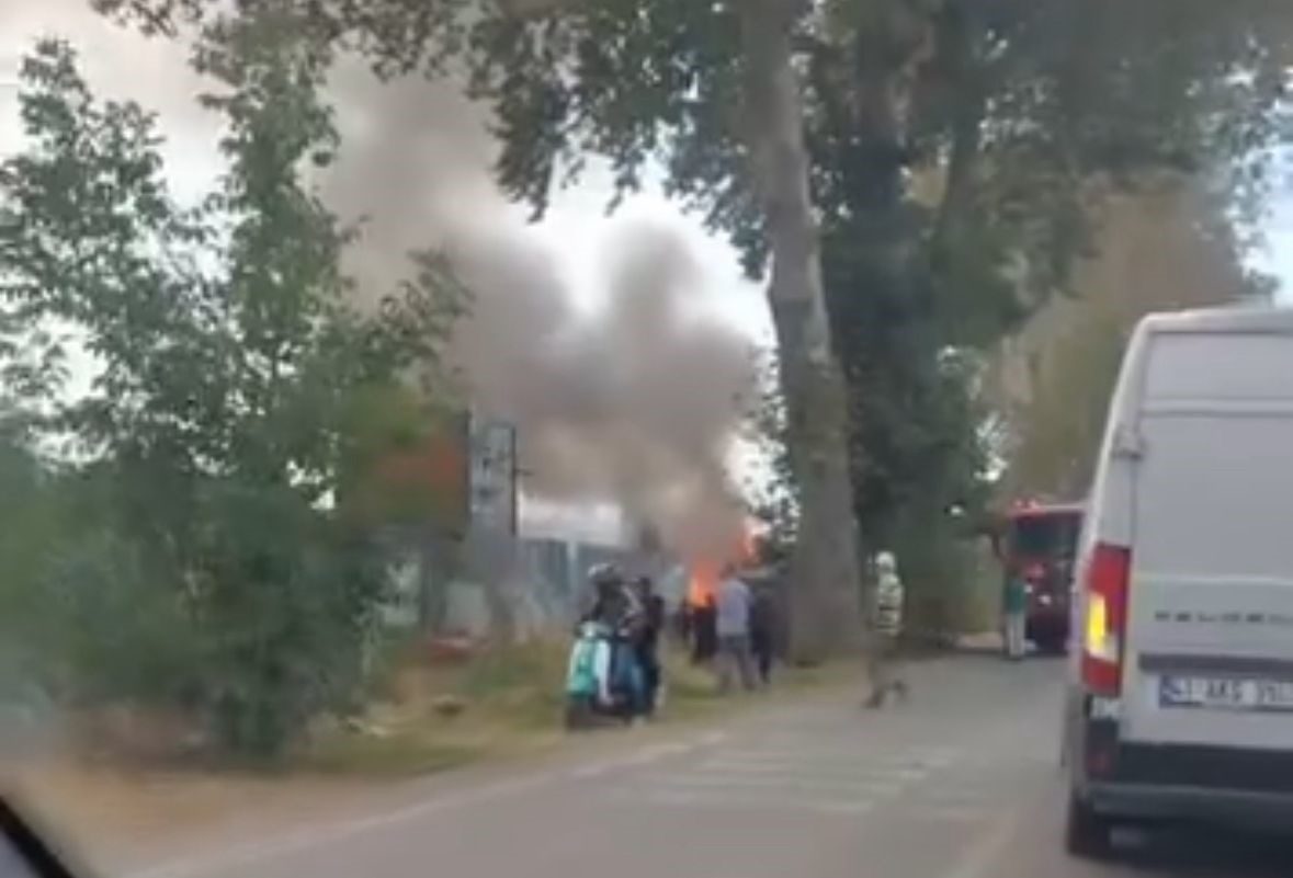 Kocaeli’nin Başiskele ilçesinde hurdalık alanda çıkan yangın, itfaiye ekiplerince söndürüldü.