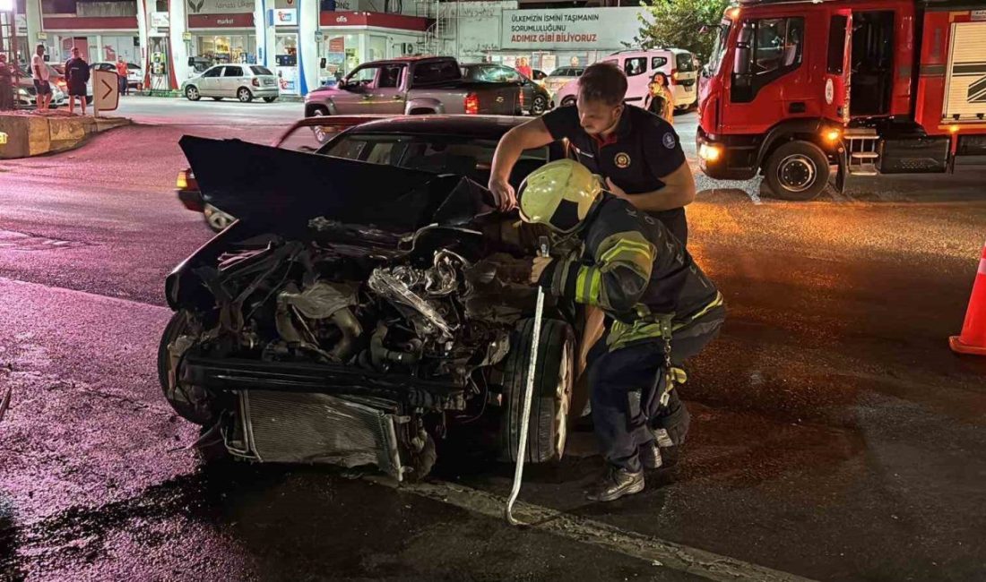 Kocaeli’nin Körfez ilçesinde D-100 karayolunda 2 otomobilin çarpışması neticesinde meydana