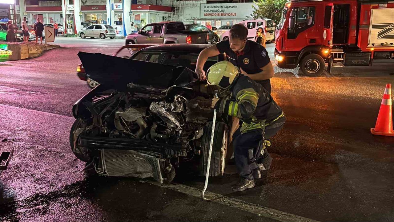 Kocaeli’nin Körfez ilçesinde D-100 karayolunda 2 otomobilin çarpışması neticesinde meydana