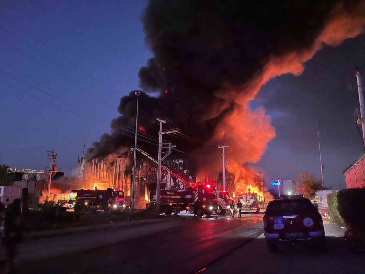 Kocaeli’nin Başiskele ilçesinde bir lojistik firmasına ait depoda yangın çıktı.