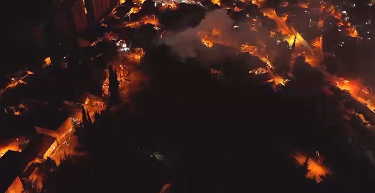 Kocaeli’nin İzmit ilçesinde ormanlık alandaki baraka alev alev yandı. İtfaiye