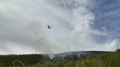 Kocaeli’nin İzmit ilçesinde çıkan orman yangını, ekiplerin havadan ve karadan
