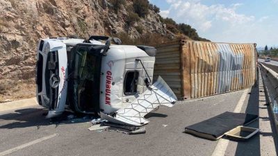 Kocaeli D-100 kara yolunda devrilen tırda sıkışan sürücü, itfaiye ekipleri