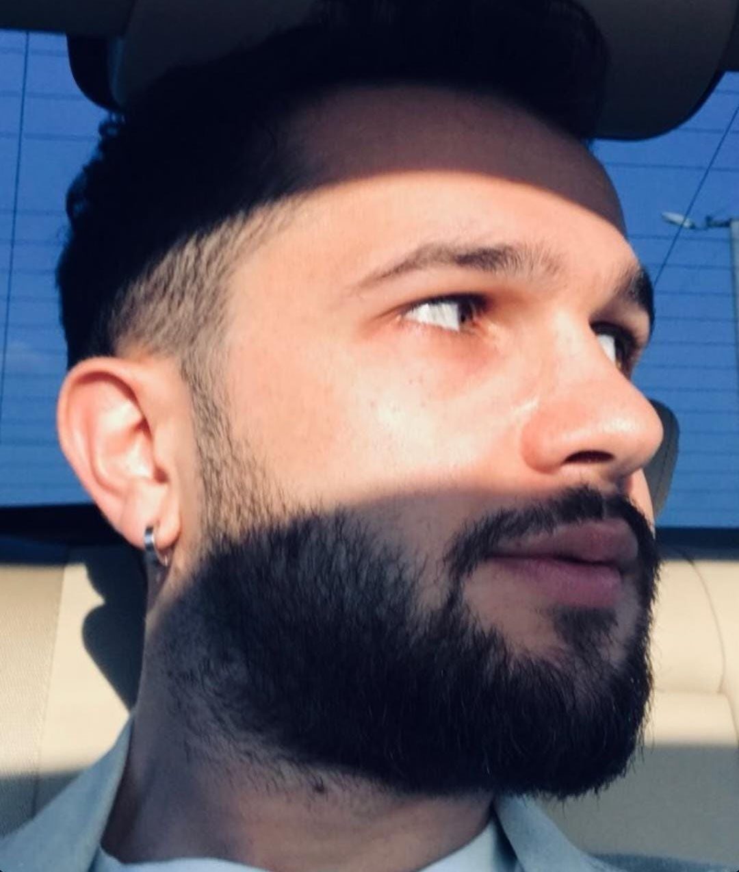 Sakarya’nın Akyazı ilçesinde seyir halindeyken kontrolünü kaybettiği motosikletten düşen genç,