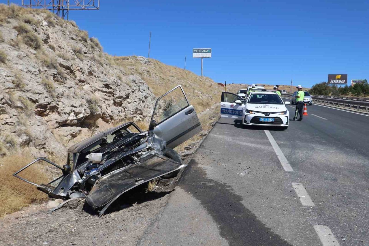 Sivas’ta önüne çıkan köpeğe çarpmak istemeyen sürücü direksiyonu kırdı. Şarampole