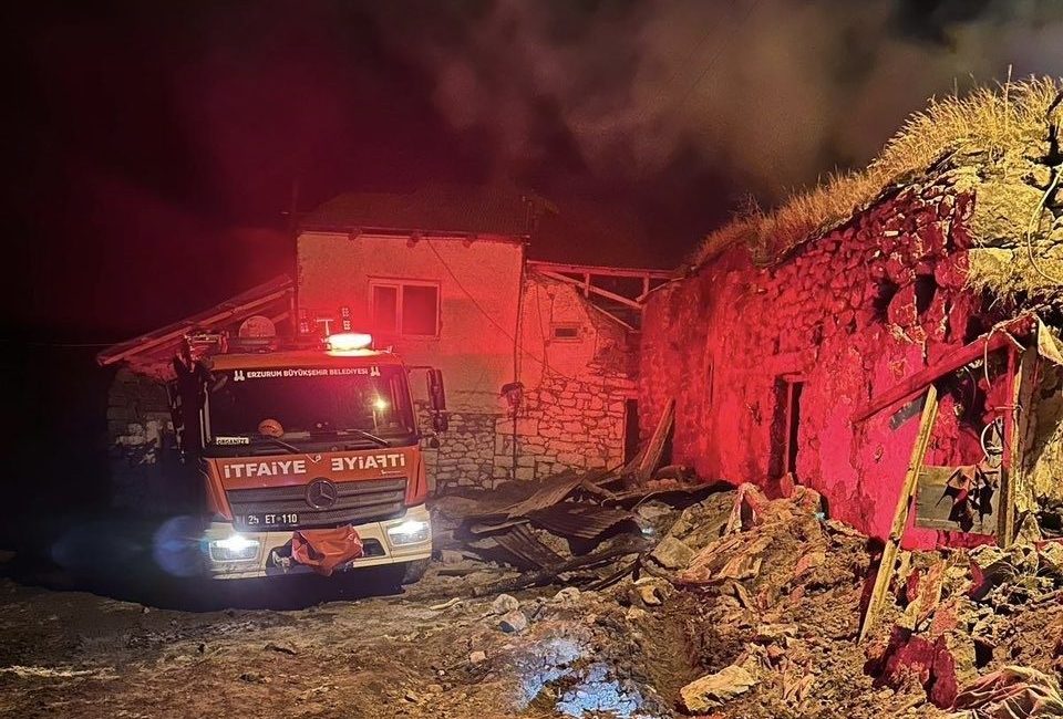 Erzurum’un Aziziye ilçesi Bingöze Mahallesi’nde meydana gelen yangın ekiplerin hummalı