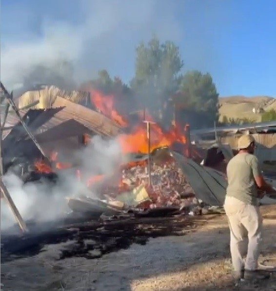 Erzincan’ın Kemah ilçesine bağlı Beşikli köyünde yığılı samanlar yandı. Beşikli