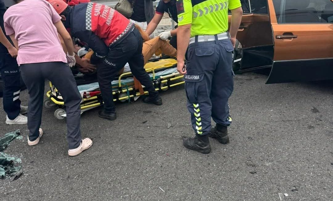 Kuzey Marmara Otoyolu Sakarya geçişinde aynı istikametteki iki otomobilin çarpışması