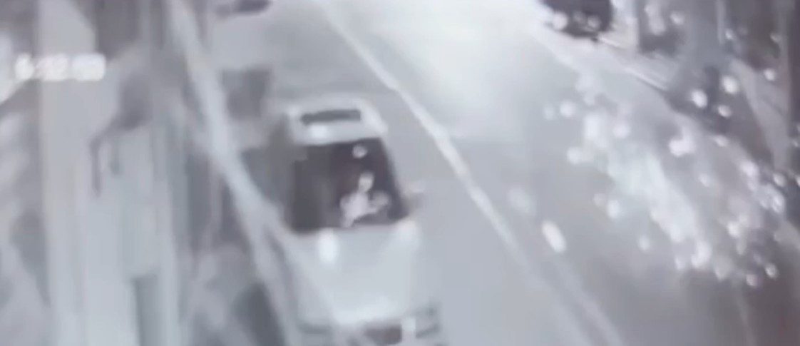 Kocaeli’nin Çayırova ilçesinde bir kişinin yol kenarına attığı ve el