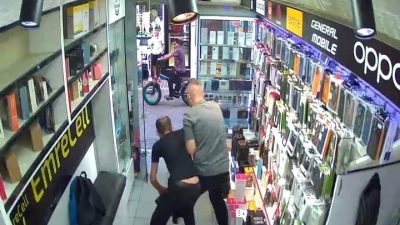 Zonguldak’ın Ereğli ilçesinde elinde maket bıçağıyla bir telefoncuya giren şüpheli,