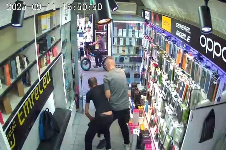 Zonguldak’ın Ereğli ilçesinde elinde maket bıçağıyla bir telefoncuya giren şüpheli,