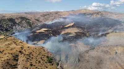 Sivas’ta makilik arazide çıkan yangın sonrası araziden dumanlar yükseldi. Geniş