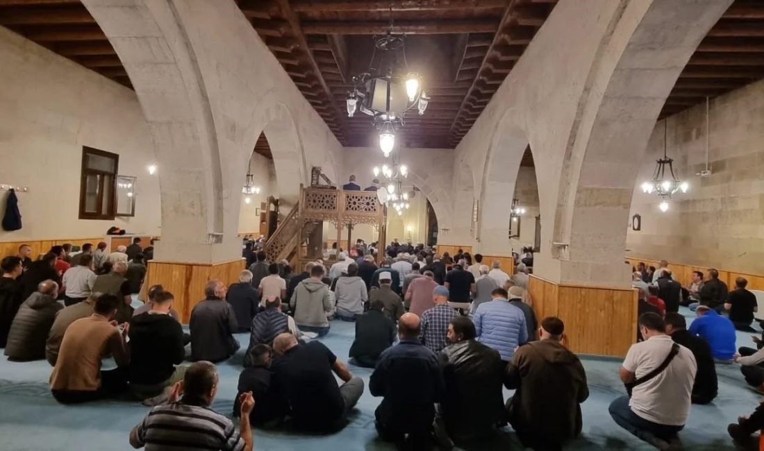 Mevlit Kandili dolayısıyla Bayburt’taki tüm camilerde kandil programı düzenlendi. Yatsı